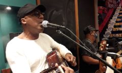 Jornalistas prestigiam o cantor Augusto Swing em seu pocket show