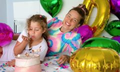 Debby Lagranha celebra aniversário viajando em família