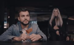 O cantor Brício Luz lança videoclipe com Mariane McGowan