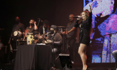 Convidada especial, cantora Karinah participa do super show de Jorge Aragão no Vivo Rio