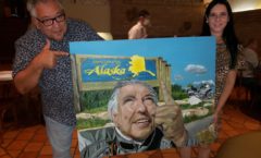 Artista plástica Ana Bittar entrega quadro a empresário e ex-corredor de kart Jorge Seródio Junior