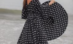 Claudia Métne com look refescante do estilista Alespo em praia paulista