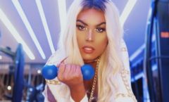 Cantora Danny Bond é primeira mulher trans a estrelar comercial de banco.