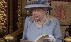 Rainha Elizabeth faz prestação de contas e aponta rombo devido à covid-19.