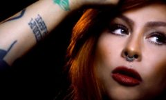 Pitty resgata essência do rock anos 2000 em clipe de “Tempo de Brincar”;