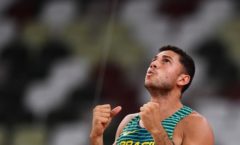Thiago Braz leva a medalha de bronze no salto com vara nas Olimpíadas de Tóquio