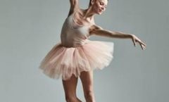 Brasileira, integrante do elenco principal do Ballet Bolshoi, em live online