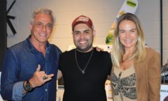 Ator Oscar Magrini e Thaís Pacholek experimentam figurinos para a gravação do Filme Sistema Bruto
