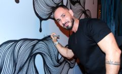 A OBRA DE MARKOS DIAS , ARTISTA DO CASTING DILA OLIVEIRA GALERIA, PODE SER VISTA NO FRÊ RESTO, EM SÃO PAULO.