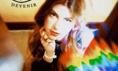 COM REFERÊNCIAS DE “ALICE NO PAÍS DAS MARAVILHAS”, CANTORA E COMPOSITORA CORA LANÇA O SINGLE “SEM MAIS”