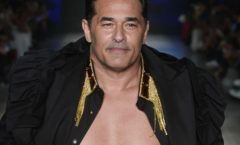 Luciano Szafir mostra atitude ao desfilar com bolsa de estomia na SPFW