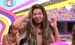 BBB 22: Viny usa peruca loira ao vivo e vira meme ao ser comparado a Kerline