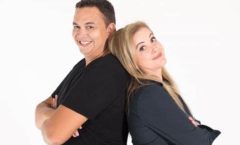 Comédia revela os bastidores do mercado imobiliário, onde os atores Darwin Demarchi e Rita Murai buscam,