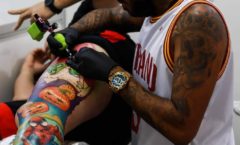Tatuador Beto Fernandes já rabiscou Malcom, Vitinho, Índio e outros famosos