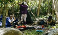 Um dia de acampamento rende clipe divertido do Grillo e os Mosquitos