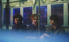The Kooks anunciam sexto álbum de estúdio ‘10 Tracks to Echo in the Dark