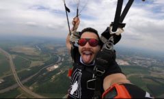 “Pra mim é uma terapia”, diz vocalista do Jeito Moleque sobre salto de paraquedas