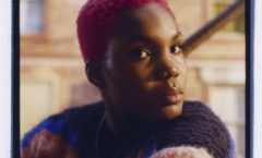 Arlo Parks lança novo single & vídeo “Softly”