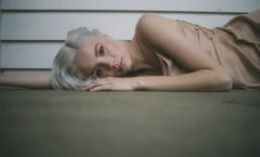 Nina Nesbitt compartilha vídeo para ‘When You Lose Someone’