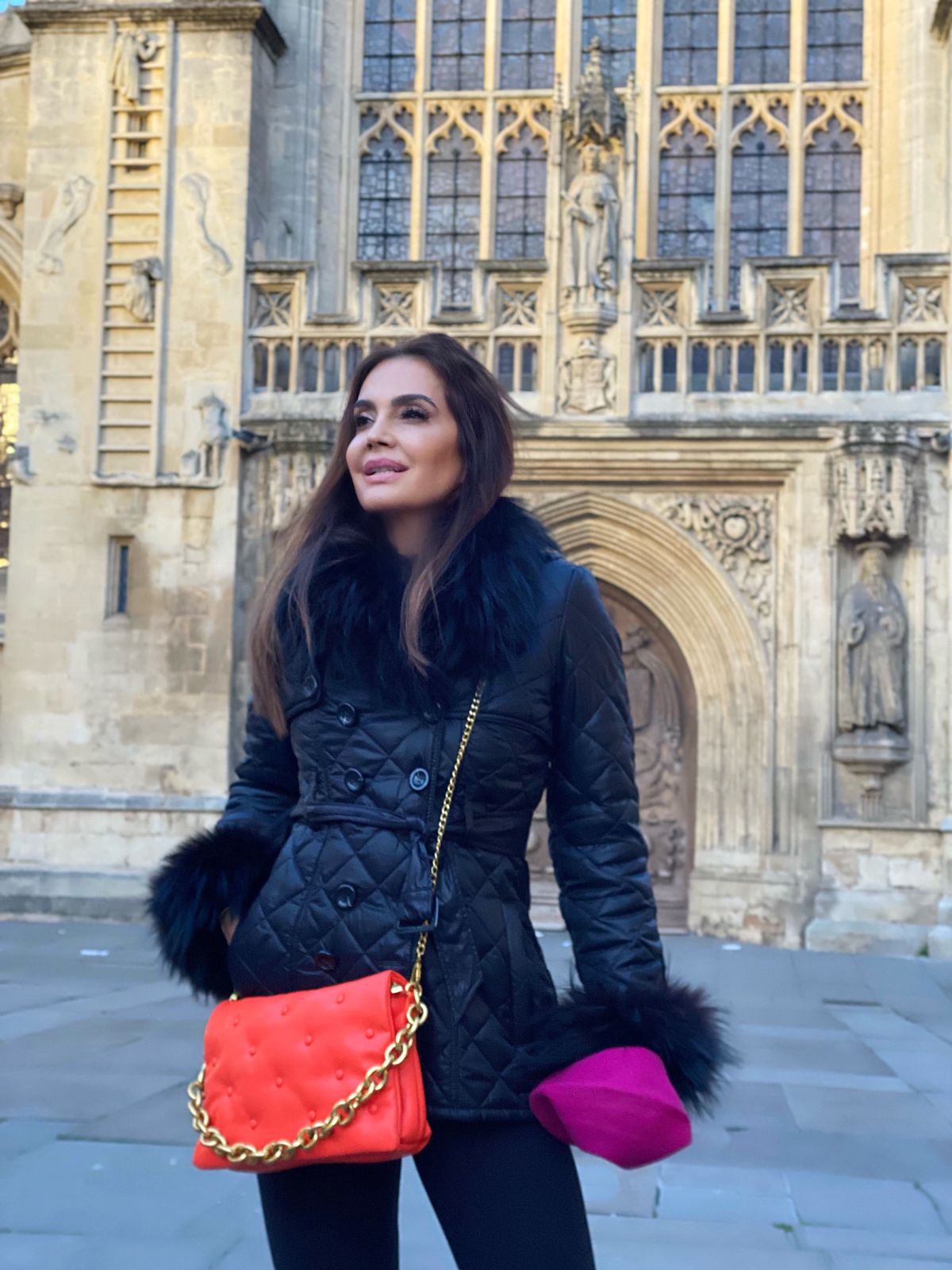 Claudia Métne admira a arquitetura e hospitalidade da cidade chamada Bath em sua fashion trip na Inglaterra