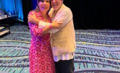 Conferência Consciousness & Human Evolution: Telma Abrahão posa ao lado do cientista americano Bruce Lipton