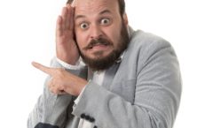 Teatro Cesgranrio recebe o show de Stand-up comedy: Paulinho Serra em pedaços