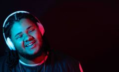 João Loroza mergulha no R&B em seu novo single, “Quando Chega”