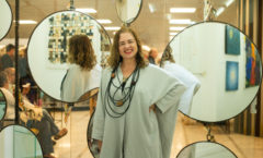Anna Persia Bastos, do studio Persia Interiores, junta arte e design de interiores na exposição de peças autorais “Reutilizar para Criar Sustentando o Planeta”, no Shopping Cassino Atlântico