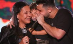Murilo Huff convida Leo e Dona Ruth para o palco em homenagem a Marília Mendonça