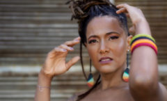 Cantora mostra parcerias inéditas e assume novo nome artístico: Carla Gomes passa se chamar Carla Muzag e lança o single “Chuva Fina”