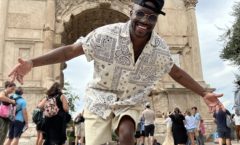 CANTOR E COMPOSITOR HECTOR MARKS FALA SOBRE SHOWS NA EUROPA E PLANOS PARA O FUTURO