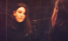 Julia Smith anuncia chegada de novo álbum para 14 de outubro