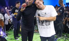 Thiago Martins canta ao lado do Pique Novo em roda de samba no Rio