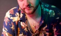CANTOR E COMPOSITOR ARTHURZINHO SE APRESENTA NO MAHAU BAR, EM SÃO PAULO, NESTA QUINTA-FEIRA