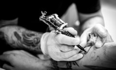 Tatuadores que optam por abrir o seu próprio negócio buscam mentorias com auxiliadores