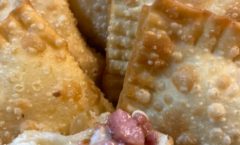 COMEMORE O DIA DO PASTEL NOS BARES DO ZECA PAGODINHO E NO BOTECO DO ZECA PAGODINHO