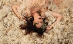 “Saffuando” é o segundo single de “Encruza Miramar”, EP de Monica Casagrande