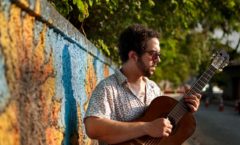 Sarau ComVida recebe show de Artur Araújo
