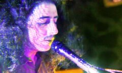 Com estética VHS, Sofá a Jato lança apresentação ao vivo da faixa “Lugar”