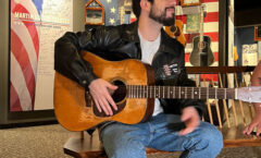 Cantor Raffa Torres é o primeiro brasileiro a ter apoio da Martin Guitar e se junta a nomes como John Mayer e Ed Sheeran