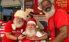 Papais Noéis encerram temporada de Natal 2022 com troféu, festa e caminhada