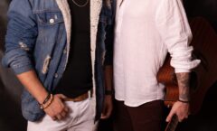 DUPLA DOUGLAS & ARTHUR SE APRESENTA NA 13ª SEMANA MUNICIPAL DA JUVENTUDE EM SANTOS E ANUNCIA RESIDÊNCIA EM GUARUJÁ
