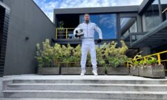 Mc Livinho se veste de astronauta e surpreende crianças da sua comunidade distribuindo brinquedos e lança seu novo single o trap “Vida Útil”