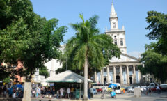 Natal com Ziriguidum arrecada alimentos no Largo do Machado