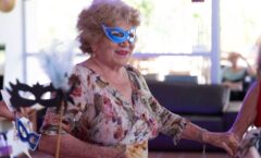 Carnaval não tem idade Cora Residencial Senior promove baile nos dias de folia