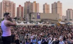 Lippe Rodrigues abre show da banda Barões da Pisadinha em São Bernardo do Campo.