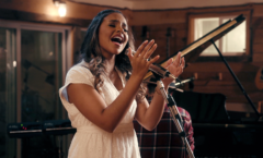 Com mais de meio bilhão de views, Julia Vitória lança “Pai de amor”