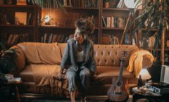 Marília Lopes lança “a música que você não ouviu :(” acompanhada de videoclipe