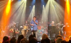 Após o sucesso da turnê pela Europa, Zeca Pagodinho volta ao Brasil e faz shows em Porto Alegre e São Paulo.