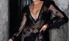 Ex-BBB Amanda Gontijo usa vestido de 150 mil reais em look de vampira para Baile de Halloween em SP
